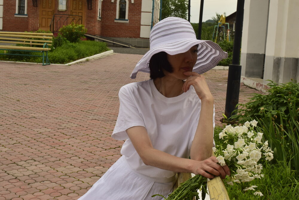 девушка у храма