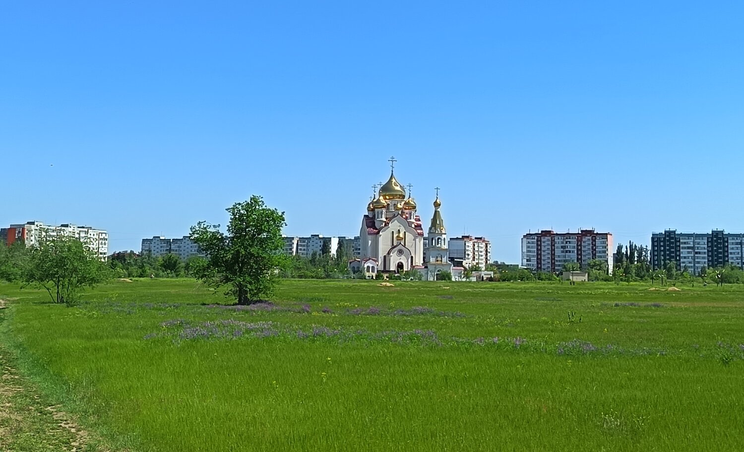 Храм и лето