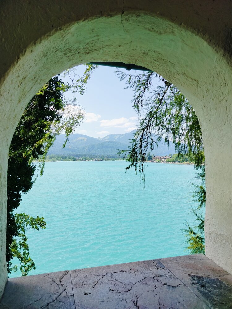 Turquoise water of Lake Wolfgangsee in St. Wolfgang, Austria