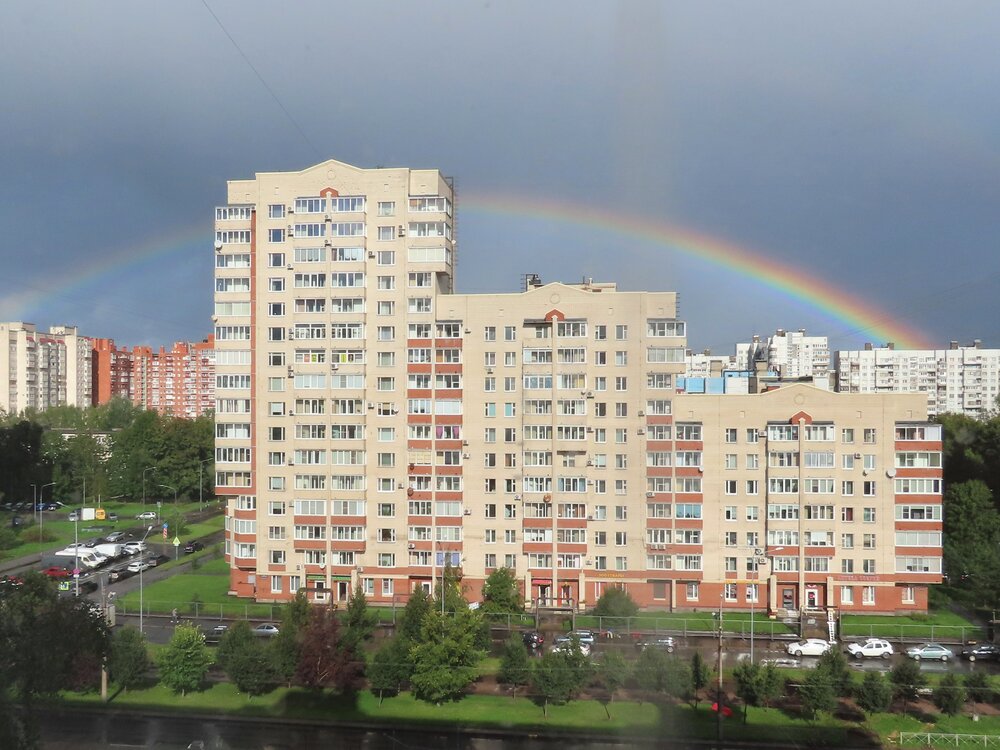 Радуга над домами