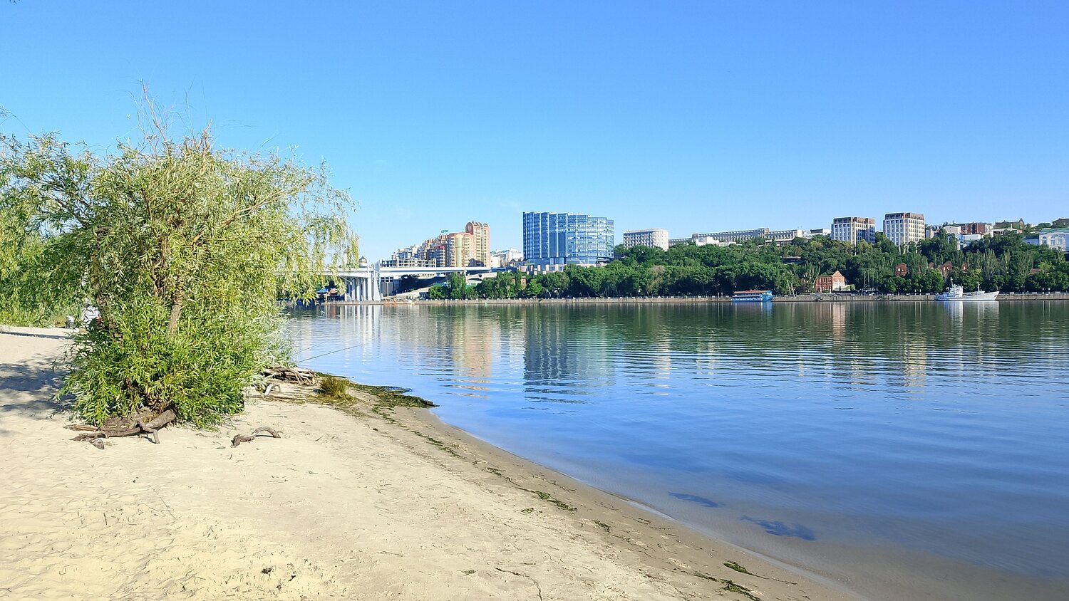 Вид на Ворошиловский мост с левого берега Дона