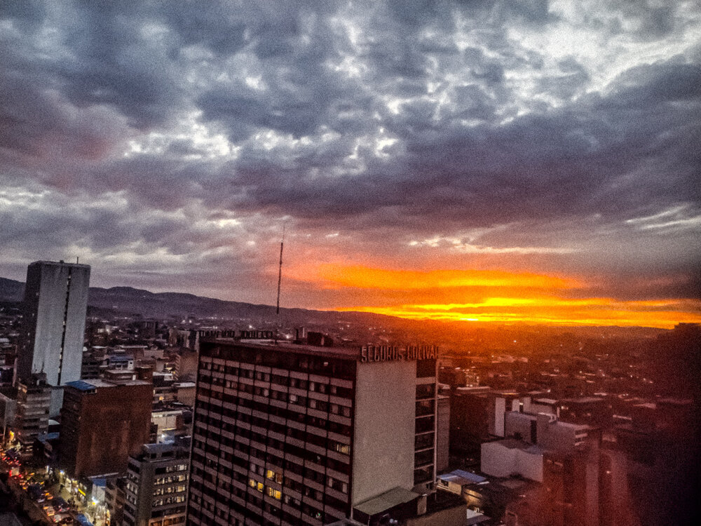 CENTRO DE BOGOTÁ AL ATARDECER /BOGOTA\'S DOWNTOWN AT SUNSET