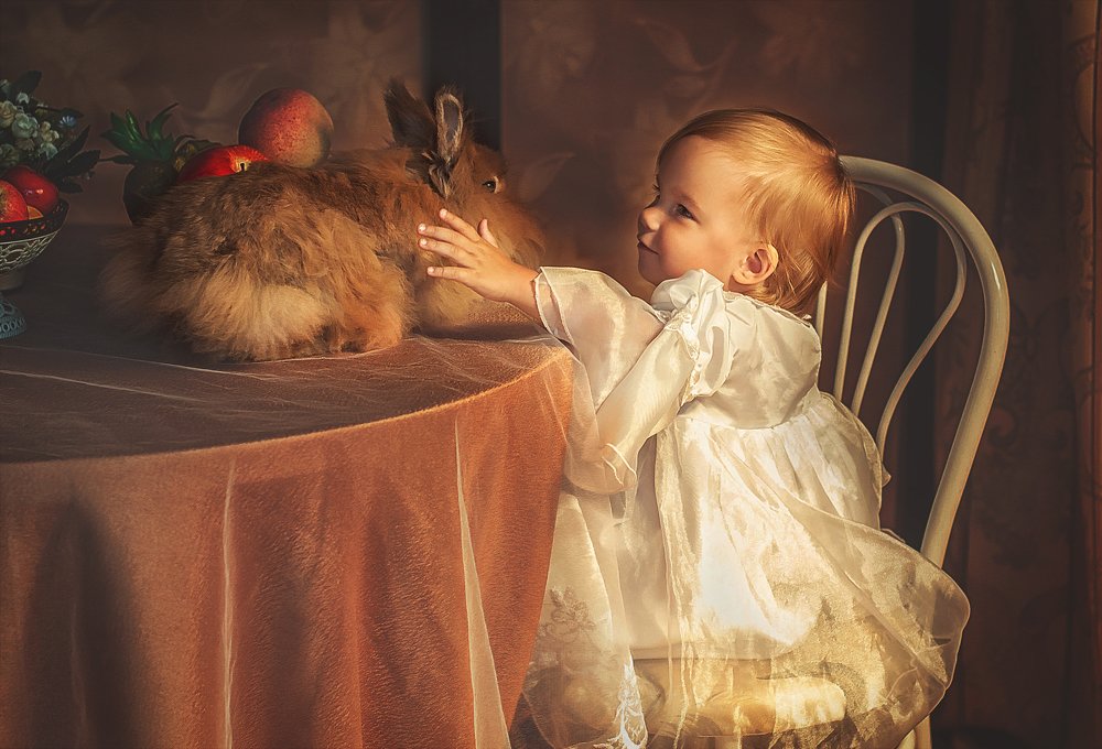 Дашенька и ее пушистый друг кролик