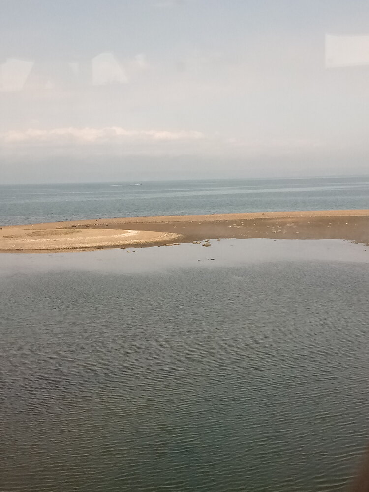 Полоска пляжа среди воды.