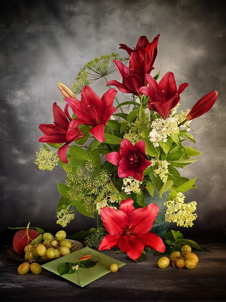 Лилия цвета рубина.