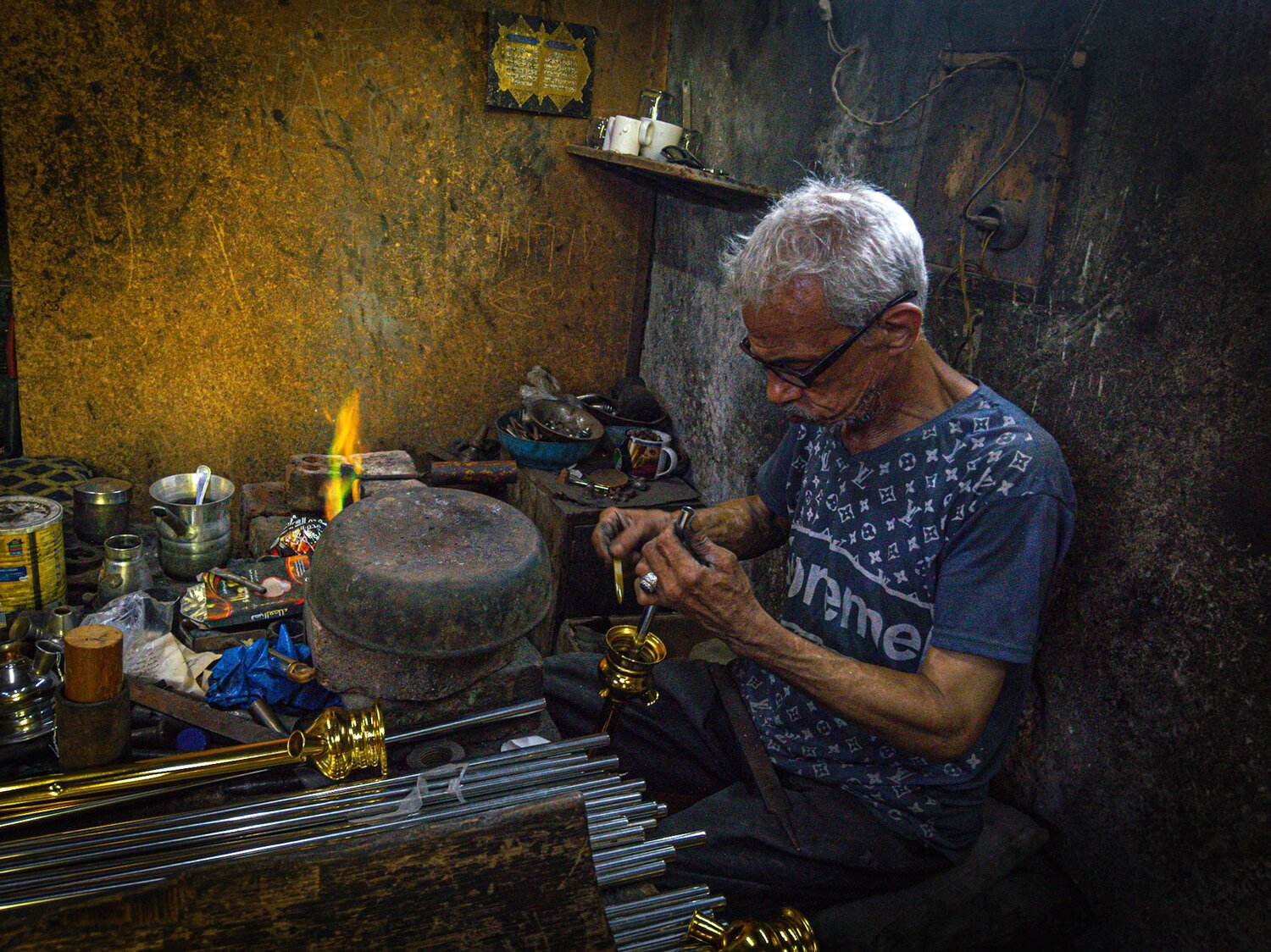 Hookah assembly worker
