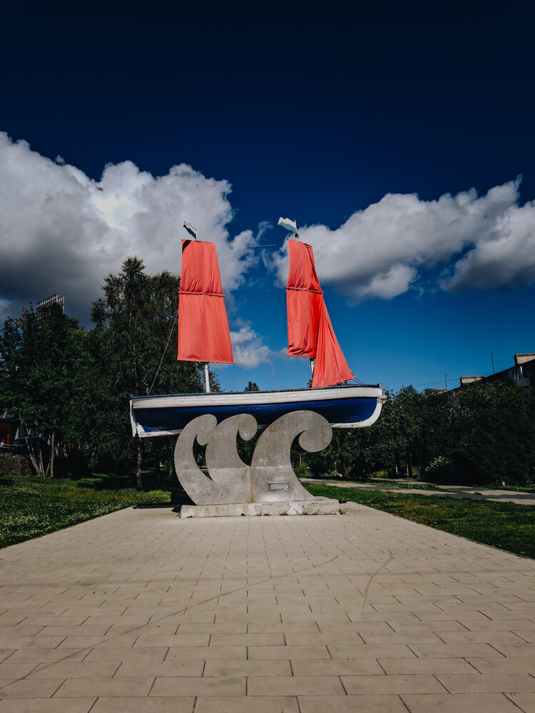 Памятник в виде корабля с красными парусами в Оленегорске