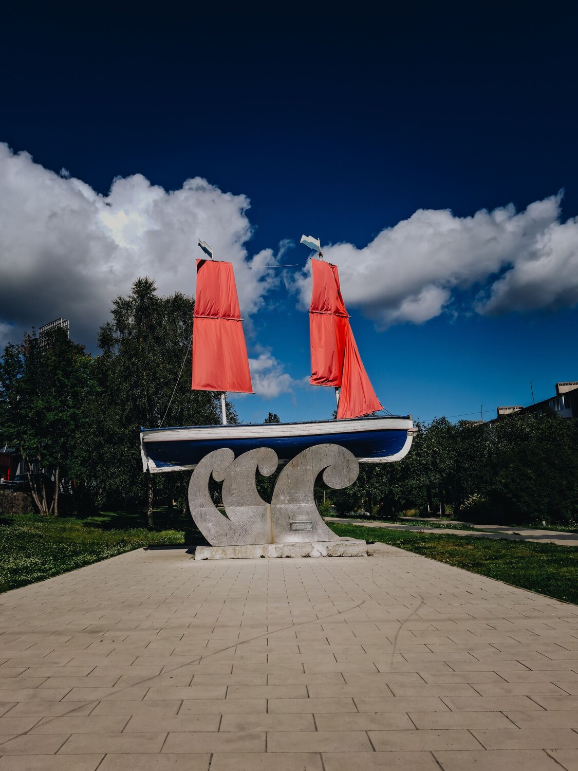 Памятник в виде корабля с красными парусами в Оленегорске