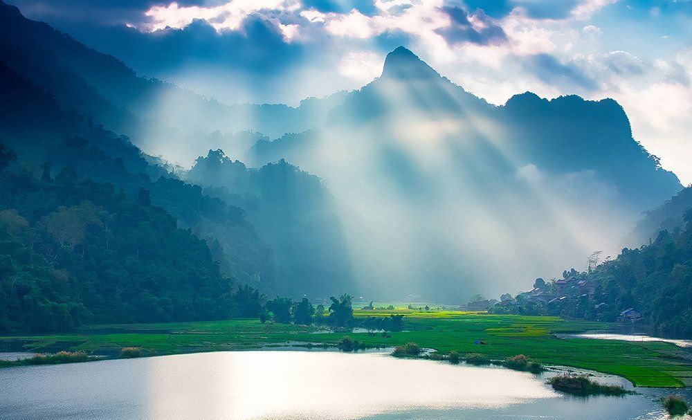 Sun rays on an Autumn morning