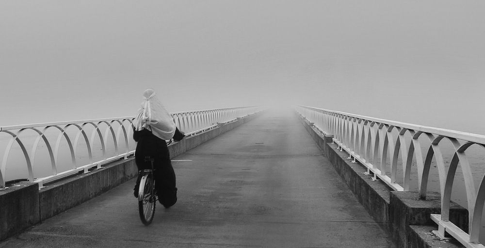 в монастырь, с утречка за свечками..