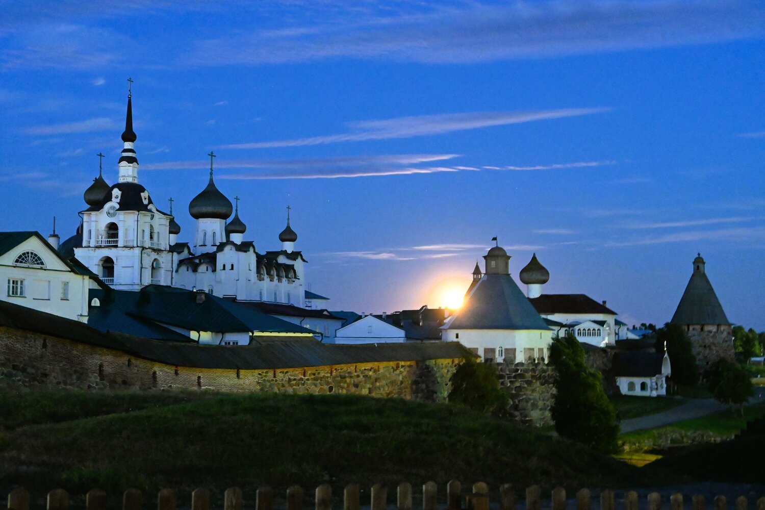 Луна над Монастырем