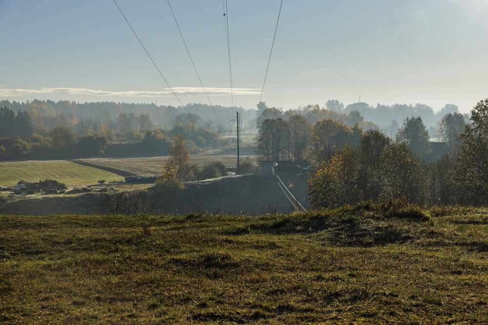 Ciema ainava pirmajā rudens salnā