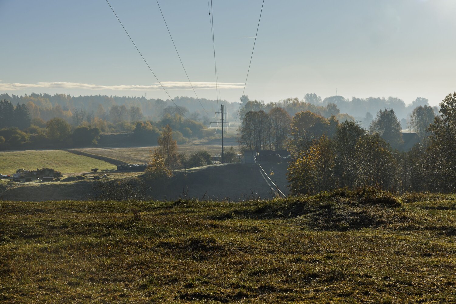 Ciema ainava pirmajā rudens salnā