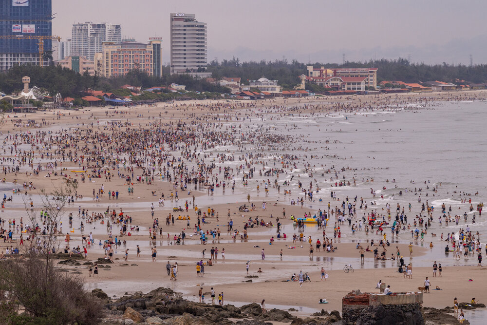 Crowded Shore – Summer Life on the Beach