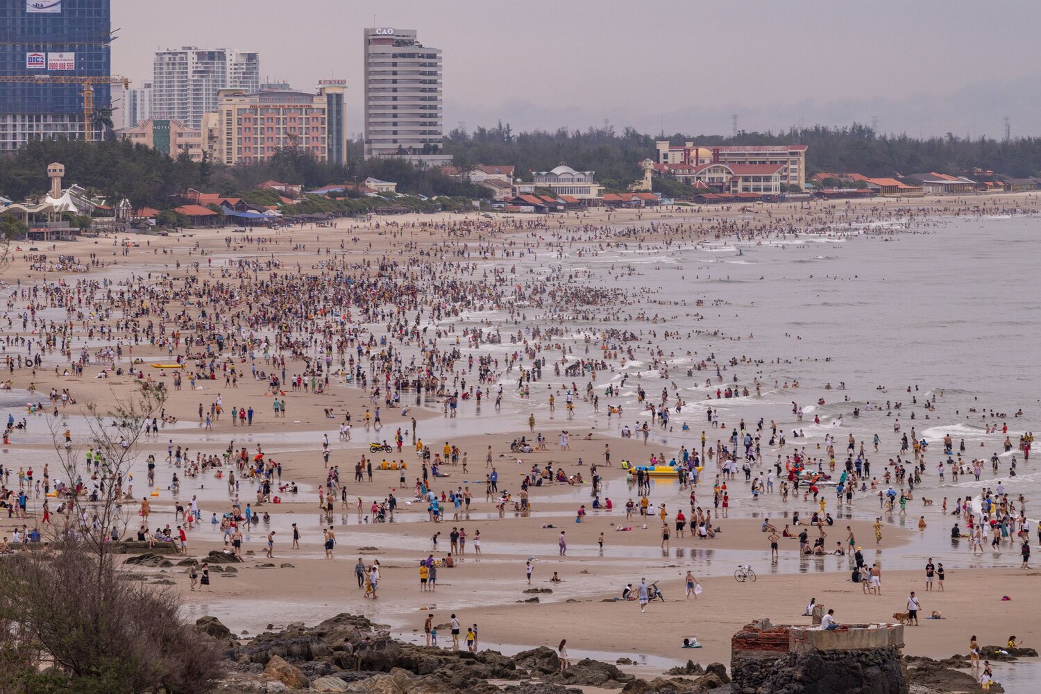Crowded Shore – Summer Life on the Beach