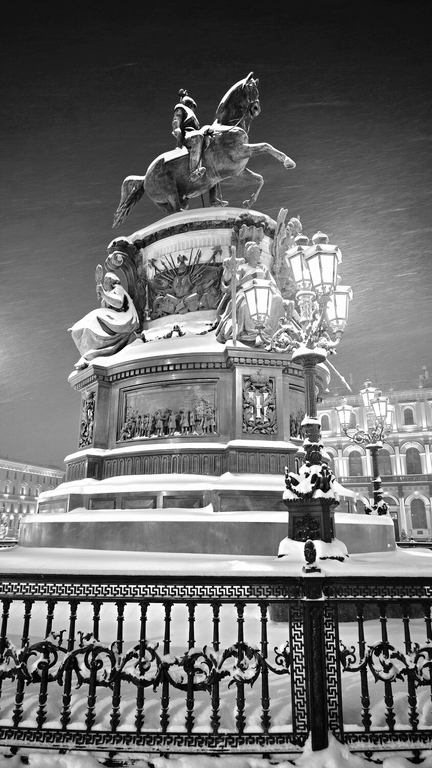 It\'s snowing in St. Petersburg!
