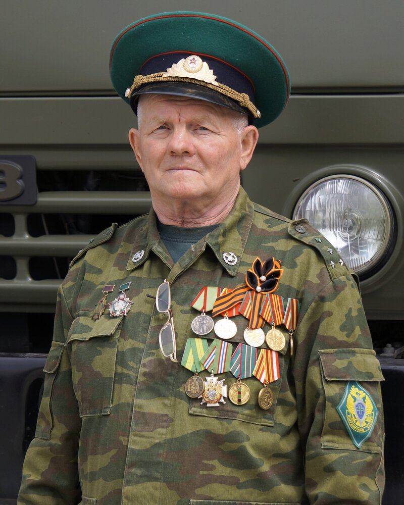 Ветеран в военной форме, украшенной множеством наград