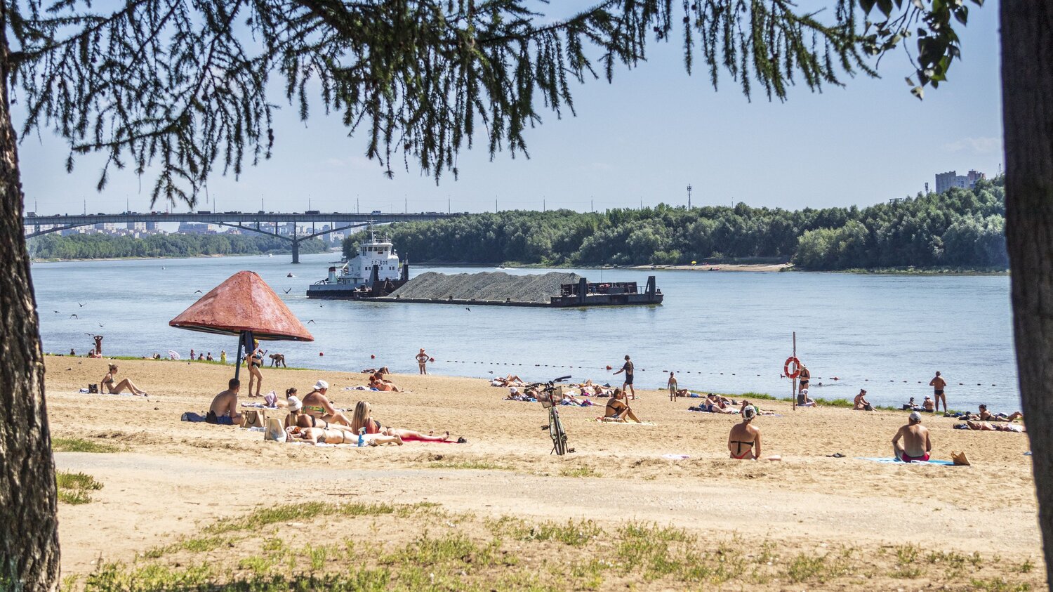Жаркий день на сибирском советском пляже