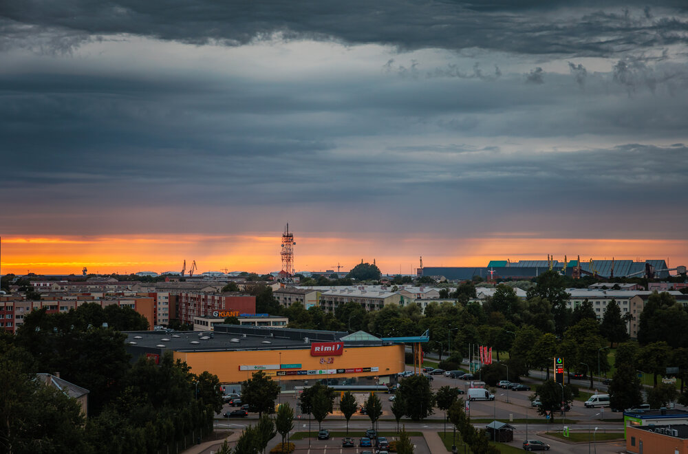 Lietus mākoņi pār pilsētu