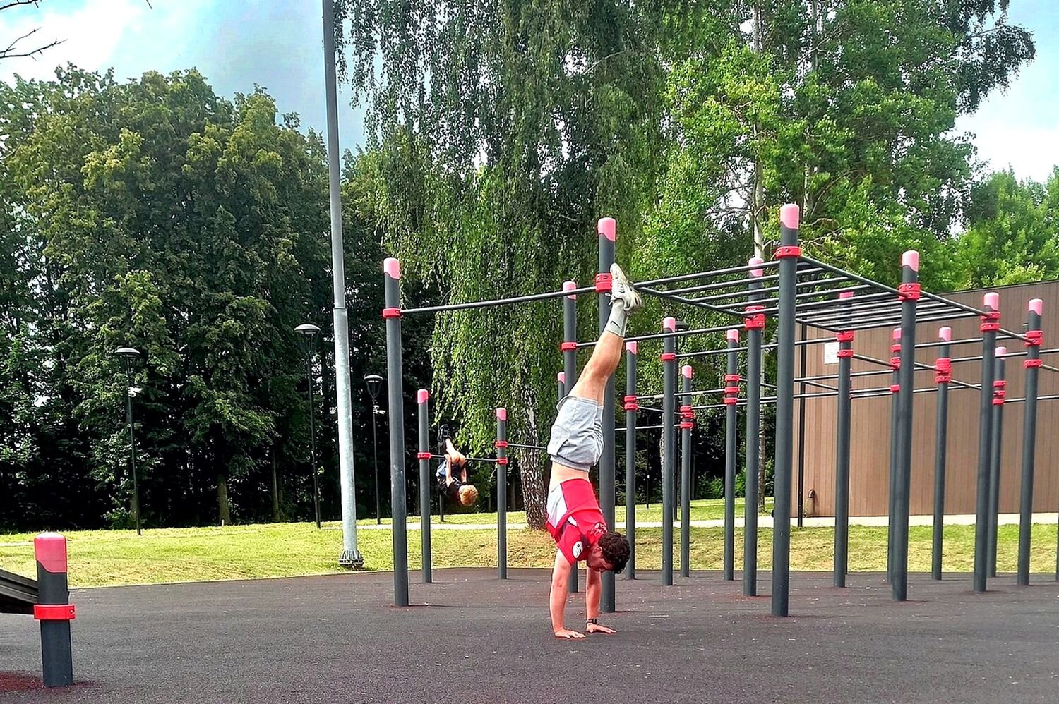 На спорт площадке мальчик и мужчина