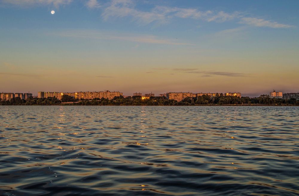 Закат луны на рассвете солнца