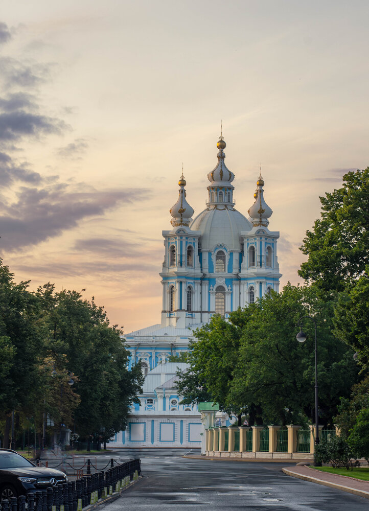 Смольный собор летним вечером