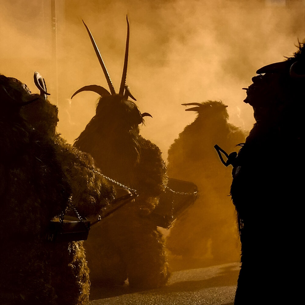 Шествие крампусов (Krampuslauf)  Традиционное празднование, приуроченное к ночи на 5 декабря — кануну Дня Святого Николая (Krampusnacht). По легенде, Крампус — рогатое демоническое существо — сопровождает Святого Николая и наказывает непослушных детей, по