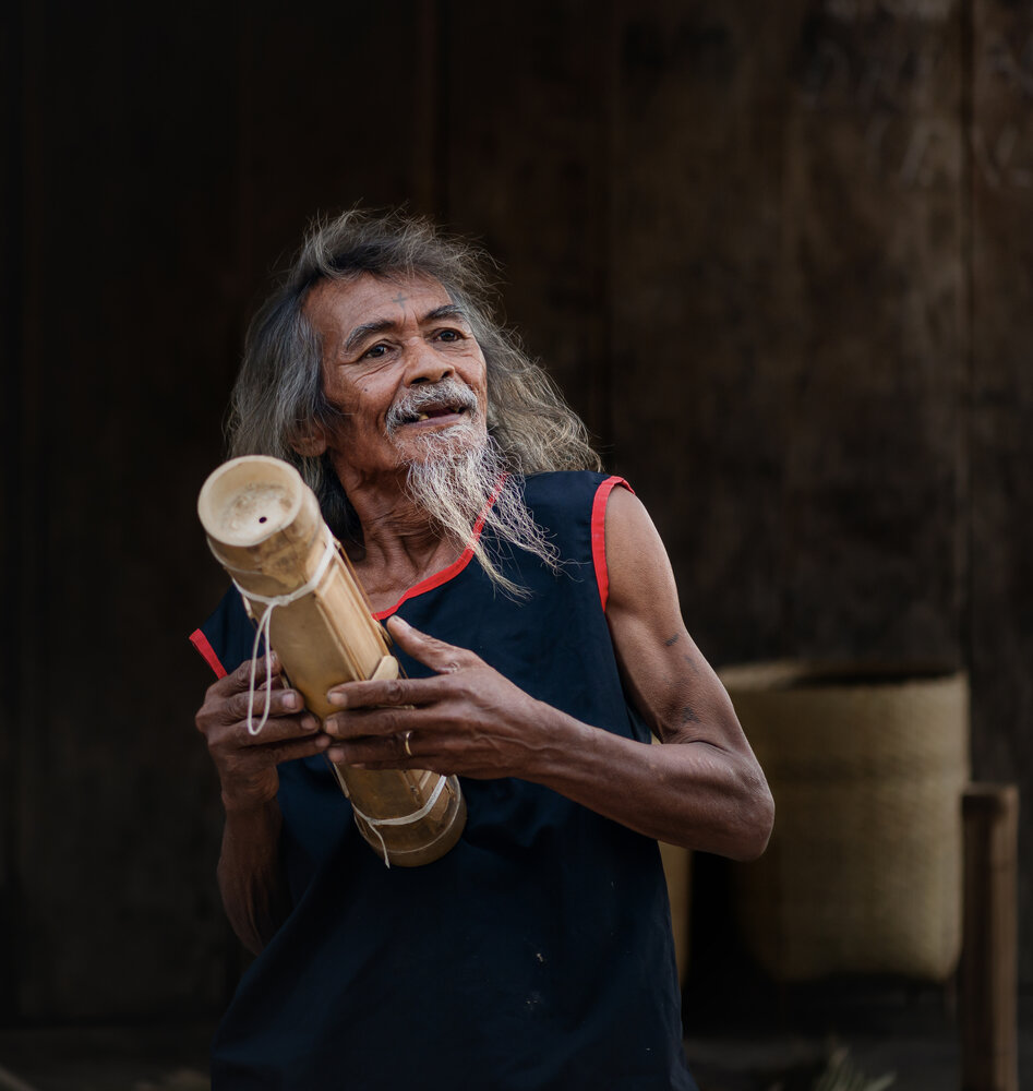 The artist with the Cha Pi instrument.