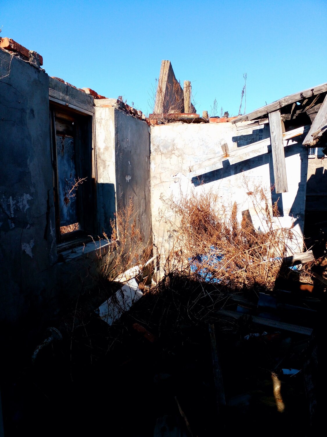 А потолок уж давно обвалился.