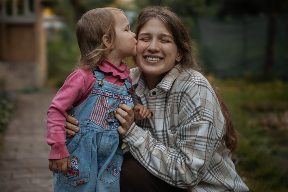 A single kiss from the daughter can lighten up the mother\\\'s day
