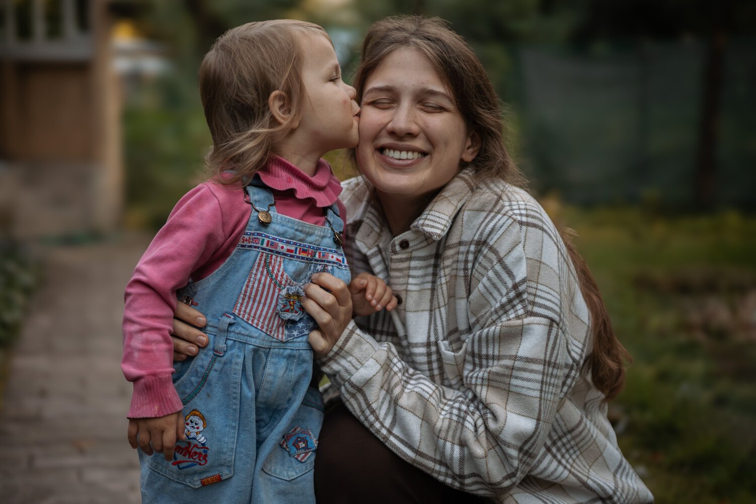A single kiss from the daughter can lighten up the mother\\\'s day
