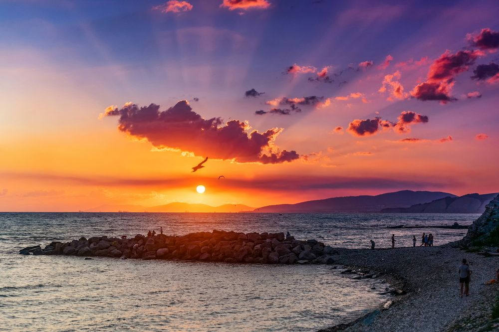 Черное море в багровых тонах