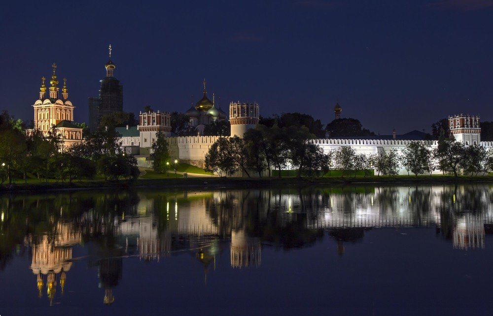 У озера
