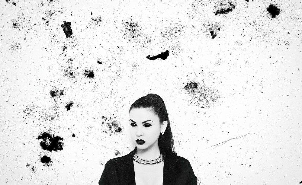 The heart's letter is read in the eyes.