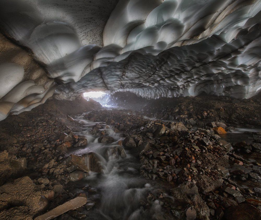 В снежной пещере