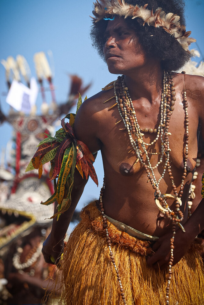 Gulf woman dances