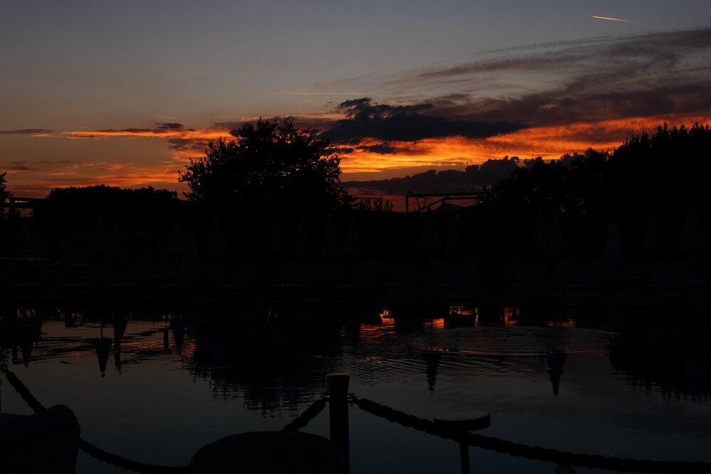 Lampo arancio in cielo e riflesso