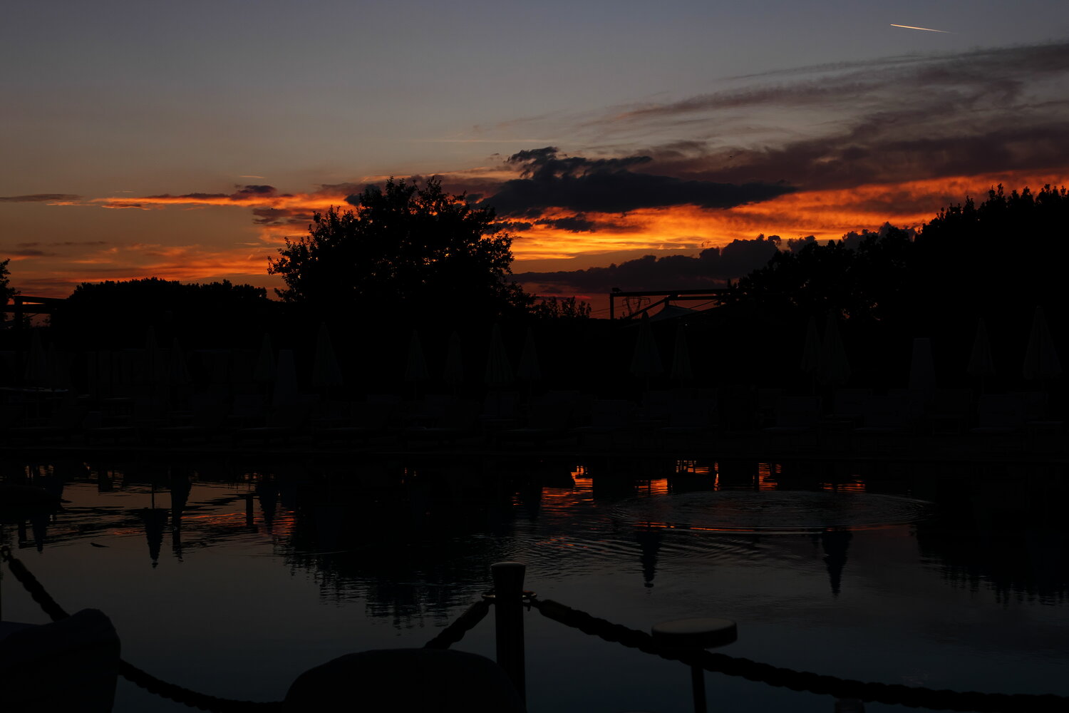 Lampo arancio in cielo e riflesso
