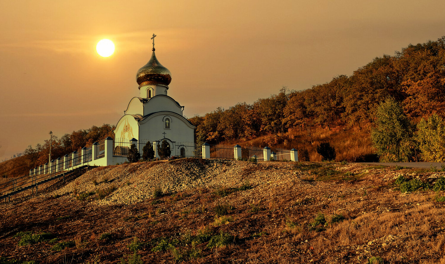 Золотится вечерний закат.
