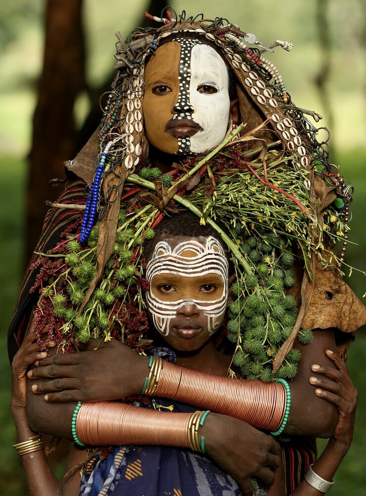 Young girls from Suri tribe