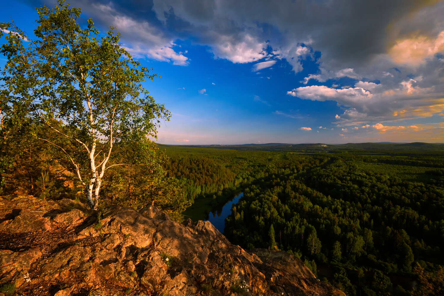 В последних солнечных лучах.