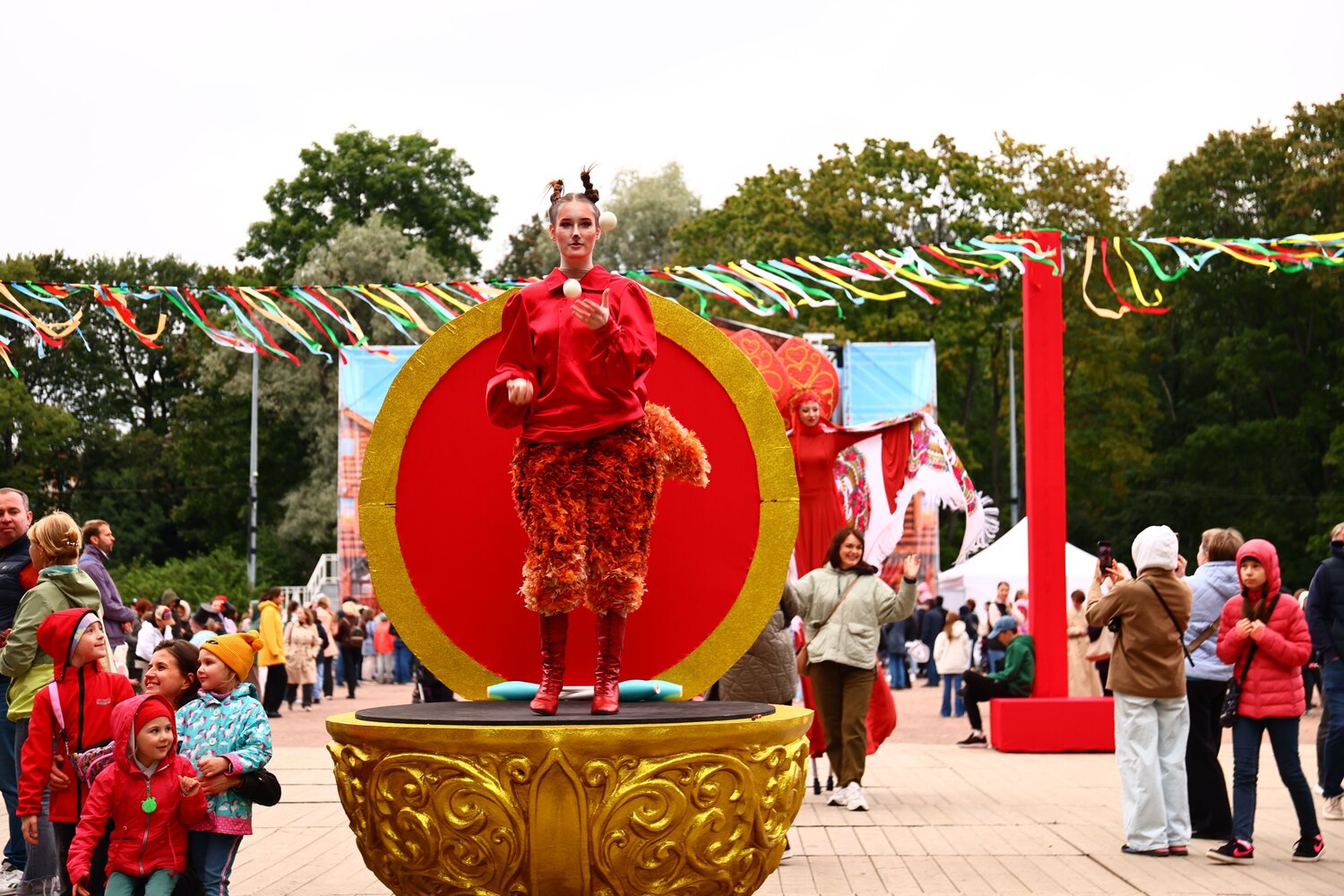 В центре праздника / In the Center of the Festival