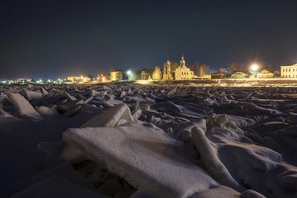 Ледяные торосы на реке Сухоне