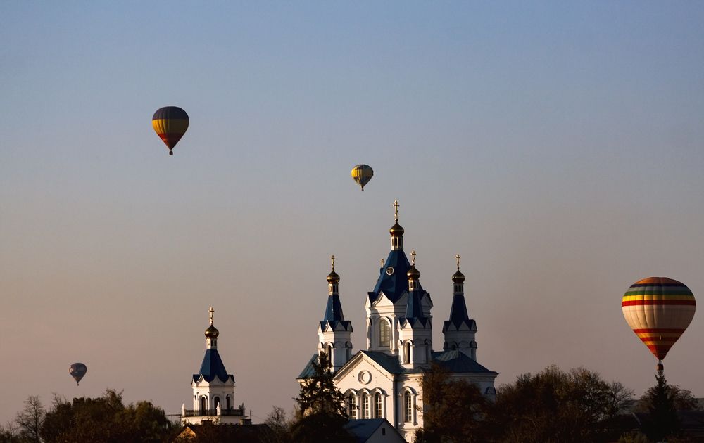 воздушные шары над церквью