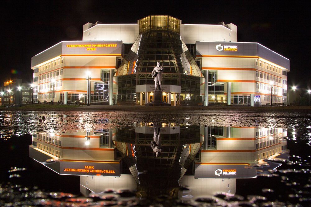 Ночное отражение университета