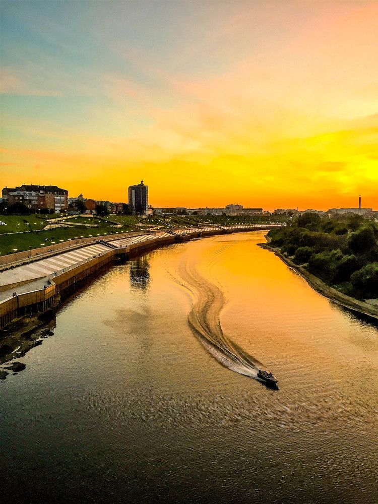 Змей выплывает на закате...)))