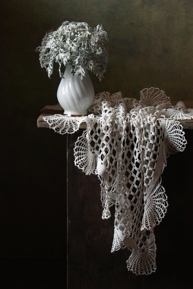 С букетом цинерарии