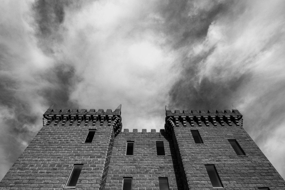 Над замком бесконечность...