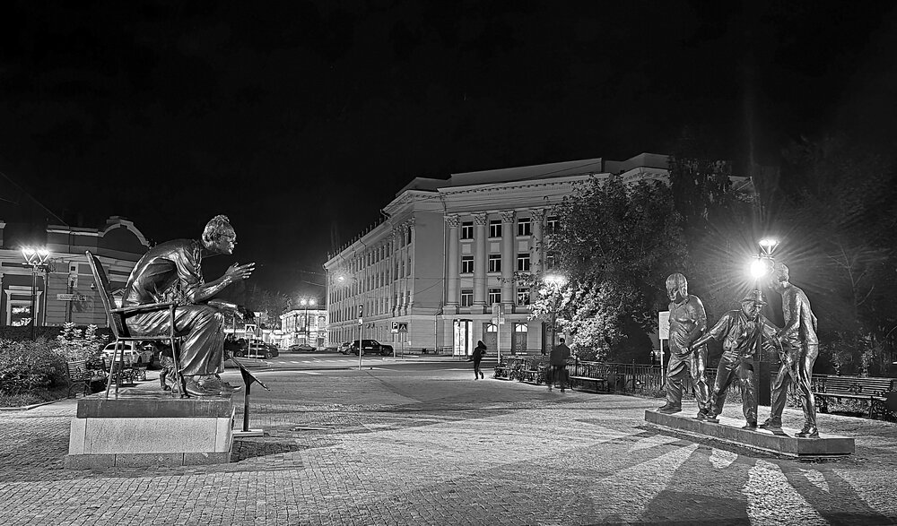 Город и его герой: памятник Гайдаю
