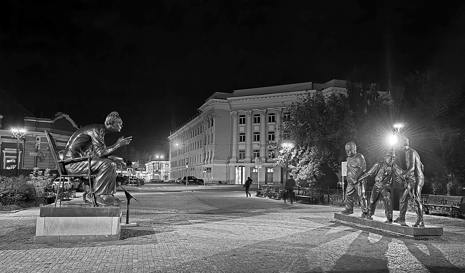 Город и его герой: памятник Гайдаю